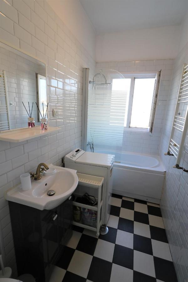 Serenity Heights Apartment: A Panoramic Haven Near Old Town - Free Minibar 布加勒斯特 外观 照片