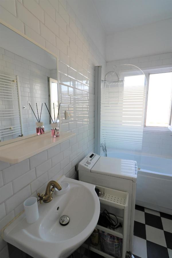 Serenity Heights Apartment: A Panoramic Haven Near Old Town - Free Minibar 布加勒斯特 外观 照片